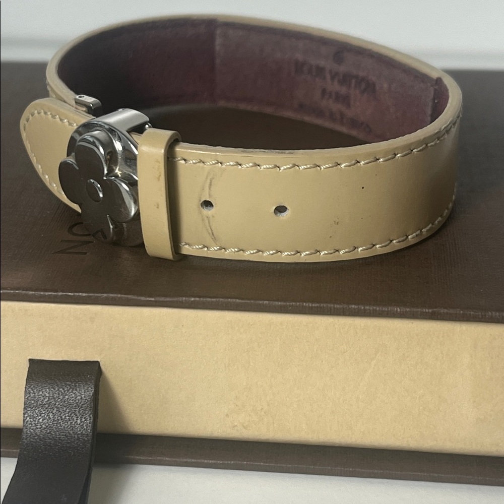 Louis Vuitton Beige Leather Flower Click Bracelet with Silver-Tone Clasp - Picture 6 of 8